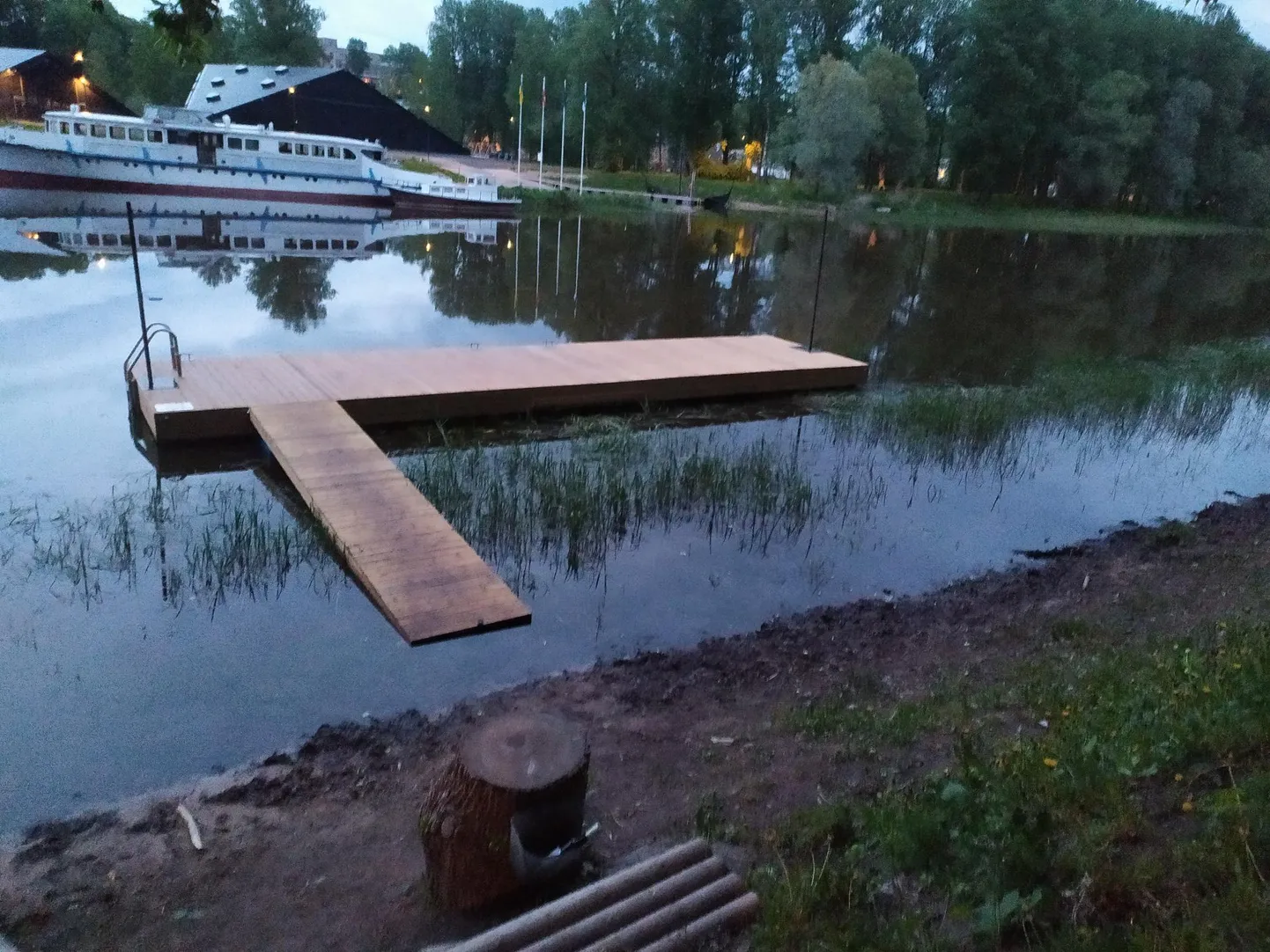 Kaks aastat tagasi ehitas tartlane Aivar Klaos Emajõele ka platvormi, mille kasutamisest olid koheselt paljud huvitatud.
