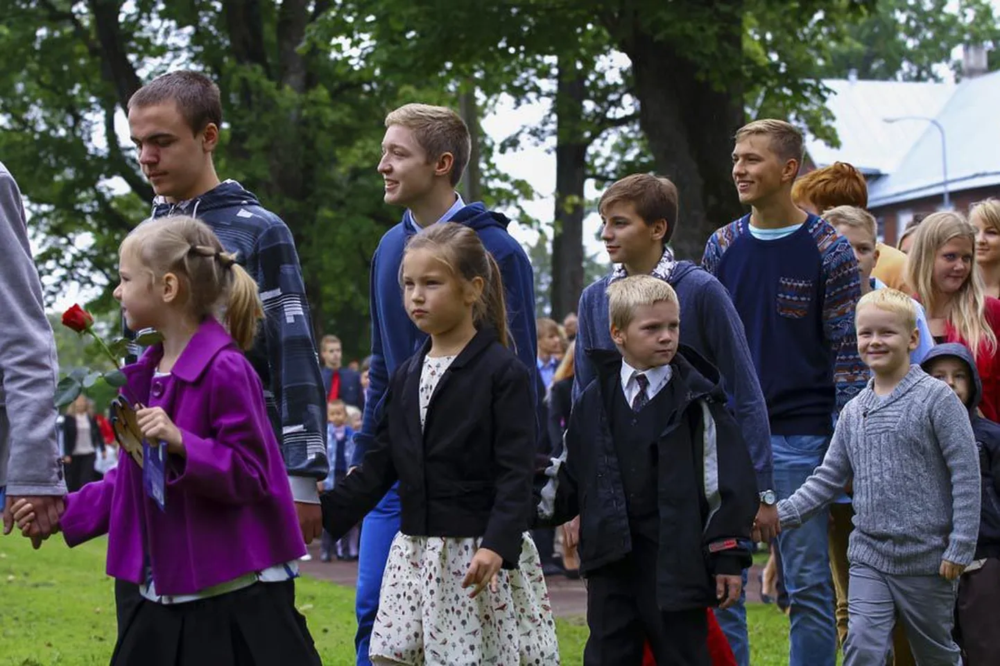 Aina vähem on koole, kus igal lõpuklassi õpilasel on võimalik 1. septembril viia käekõrval lavale uus koolijüts.