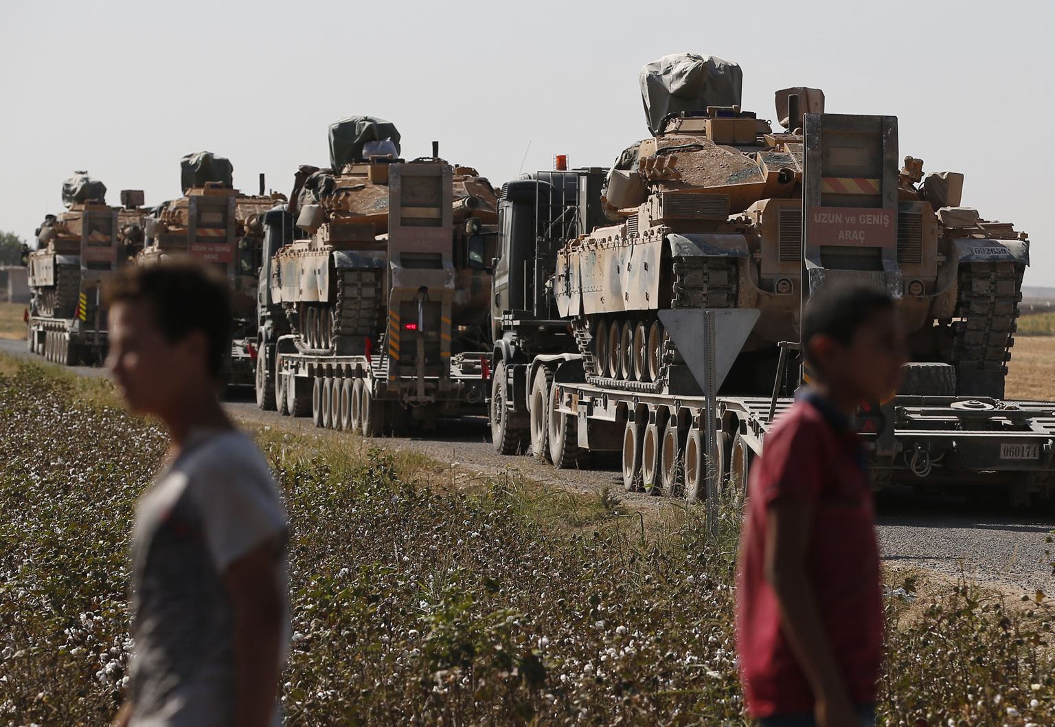 Süüria piiri poole transporditavad Türgi tankid.