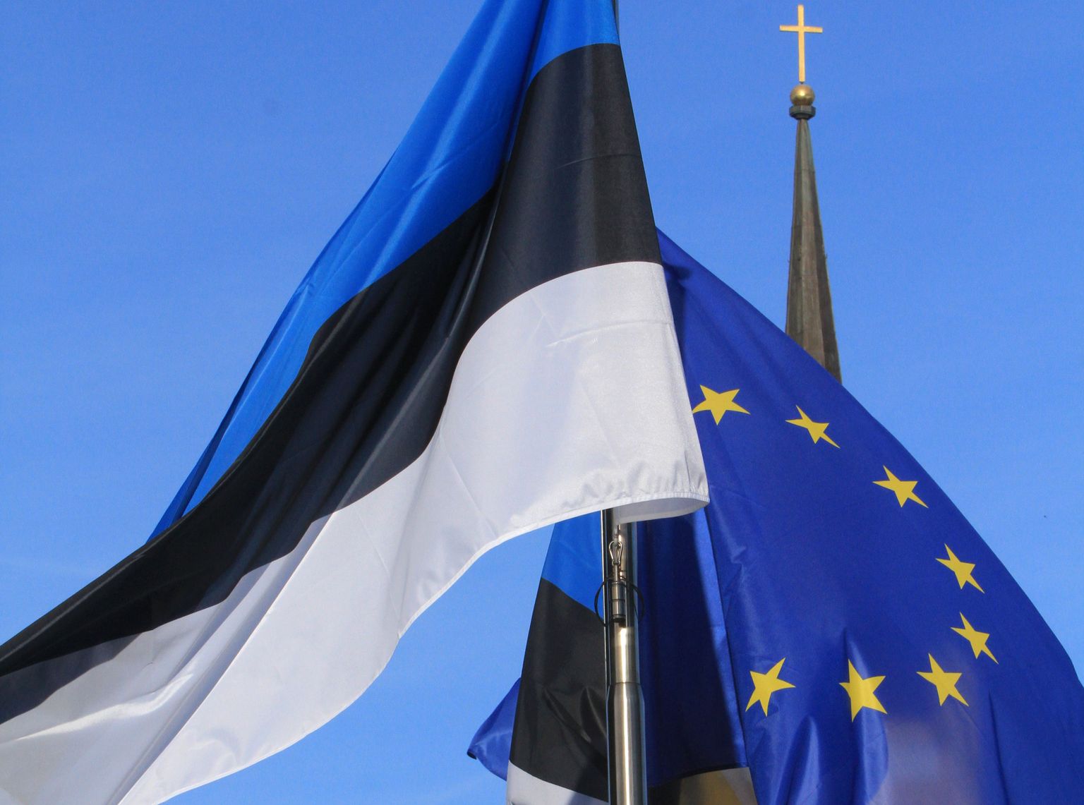 Флаги Эстонии и Европейского союза в Таллинне. Иллюстративное фото.