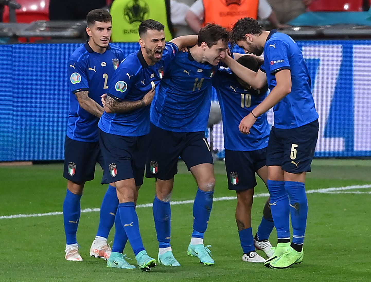 Itālijas izlases futbolisti svin uzvaru par Austriju "Euro 2020" finālturnīra astotdaļfinālā.