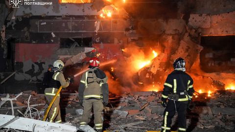 Krievijas raķete Harkivā trāpa deviņstāvu dzīvojamai ēkai