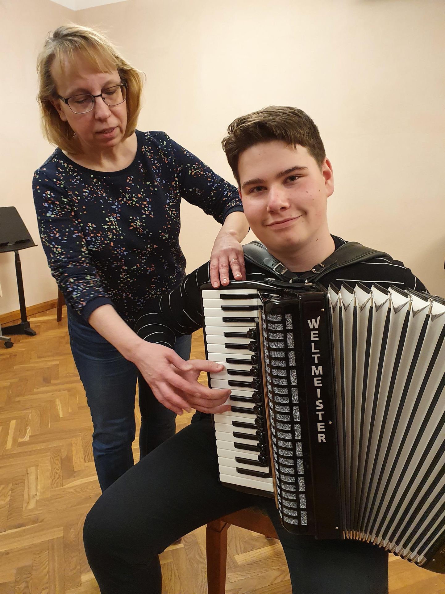 Räpina muusikakooli 7. klassi õpilane Georg Neimann koos õpetaja Ave Asteliga kolmapäeval tunnis.