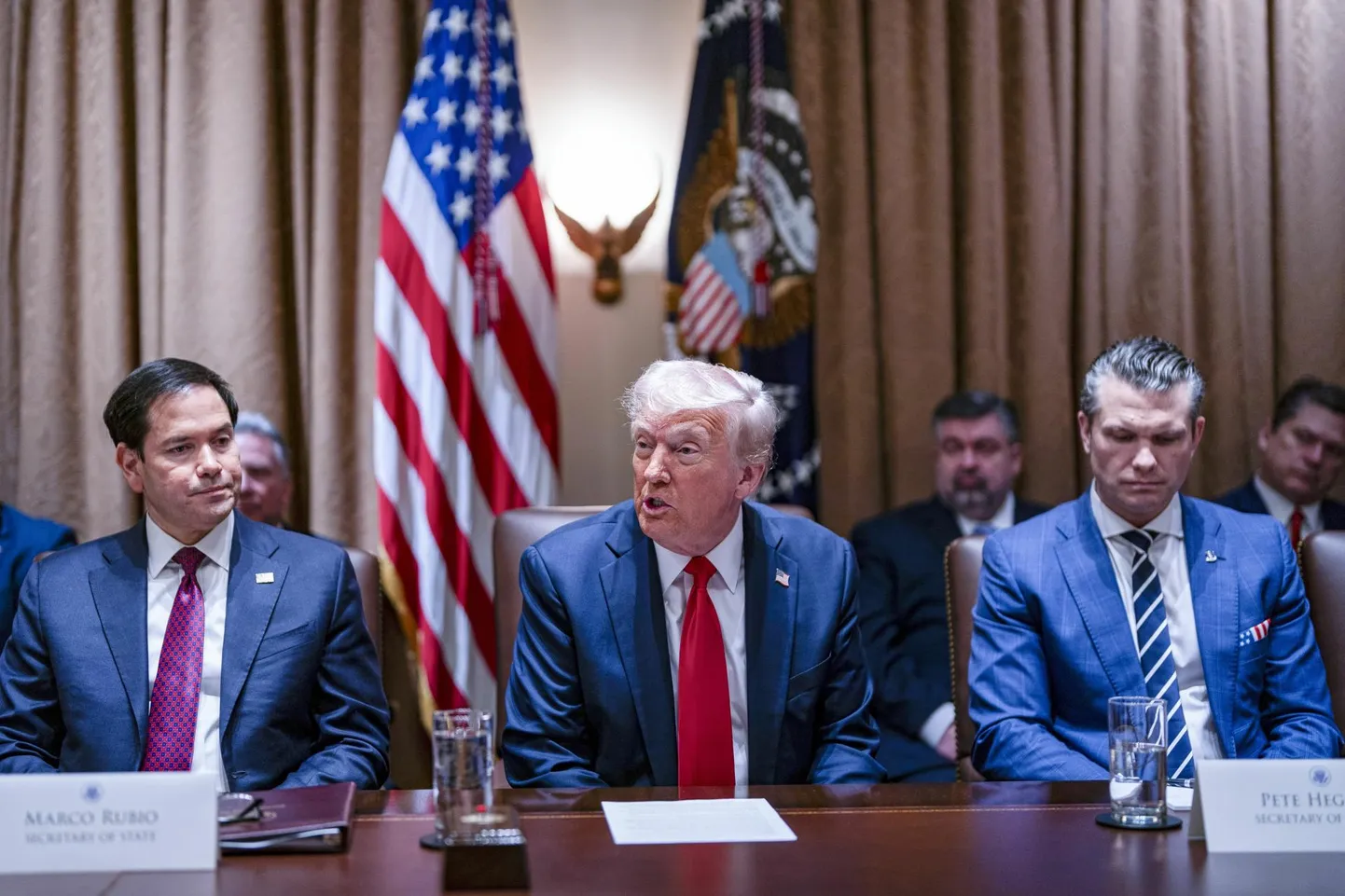 Ameerika Ühendriikide välisminister Marco Rubio, president Donald Trump ja kaitseminister Pete Hegseth ​valitsuse istungil 26. veebruaril.