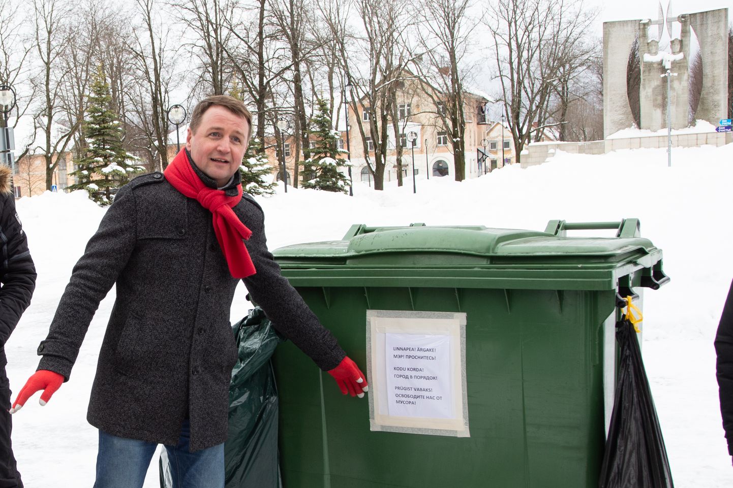 Минувшей зимой Эдуард Одинец вместе с другими соцдемами организовал демонстрацию перед зданием городской управы, протестуя против плохого содержания дорог и плохой организации вывоза мусора.
