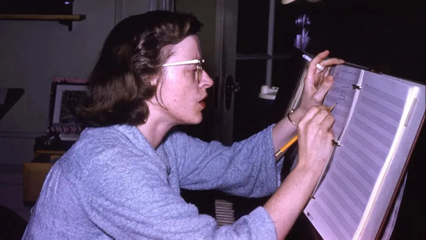 Talendikas Connie Converse püüdis 50ndatel alustada muusikukarjääri, ent tema talenti ei märgatud. Converse'i hakati tähele panema alles siis, kui ta 70ndatel jäljetult haihtus.
