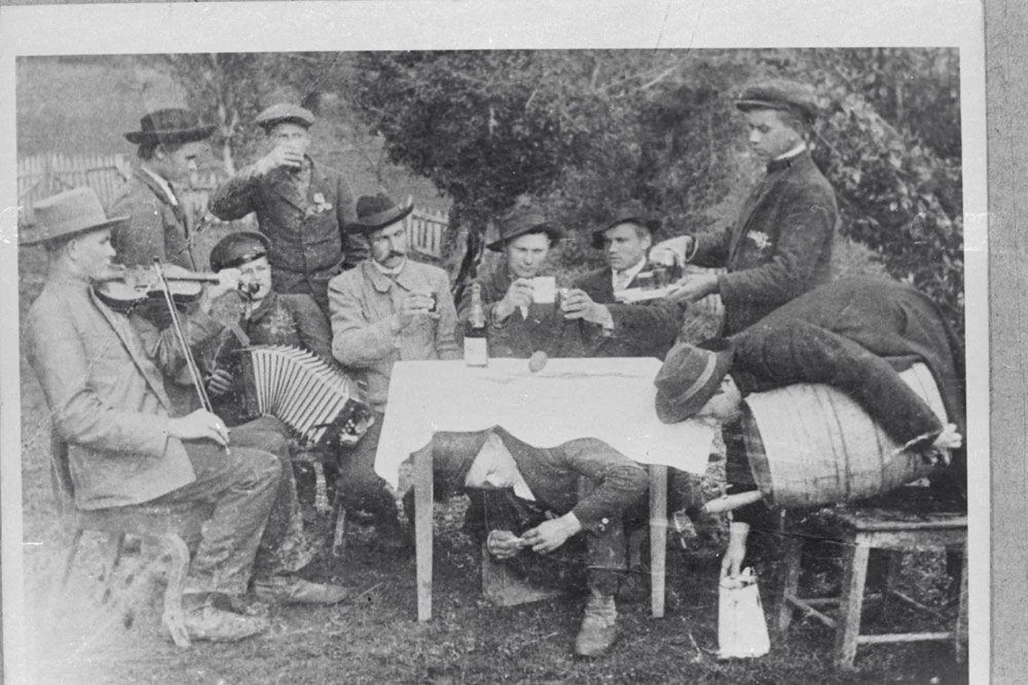 Kaukaasia eestlased puhkehetkel 1913. aastal. Samal ajal muretseb Johannes Aavik Eestis, et Eesti paremad pojad lähevad ära ja kodueestlased jäävad seeläbi kängu. Välismaal elab iga viies eestlane.