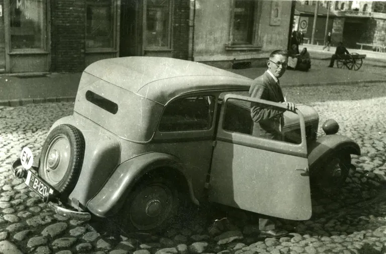 Harry Prüüs väljub Poe tänaval kaubahoovi juures autost. Pildi paremas ülanurgas on näha veidike Kivisilda.