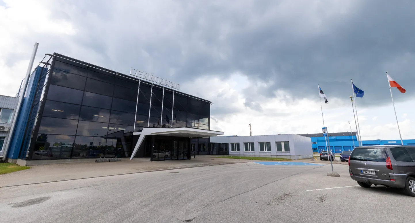 Senine parkimiskorraldus Tartu lennujaamas on tekitanud olukorra, kus autod pargitakse, kuhu juhtub. Nüüd on kavas parklat laiendada ning seda kulu aitab osaliselt katta tasuliseks muutuv parkimine.