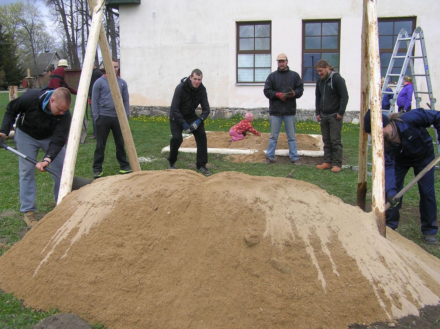 "Teeme ära" talgupäeval rajati Veneveres küla lastele mänguväljak.