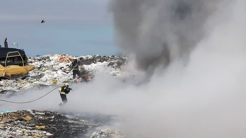 На мусорной свалке случился пожар: в тушении участвуют спасатели со всего уезда
