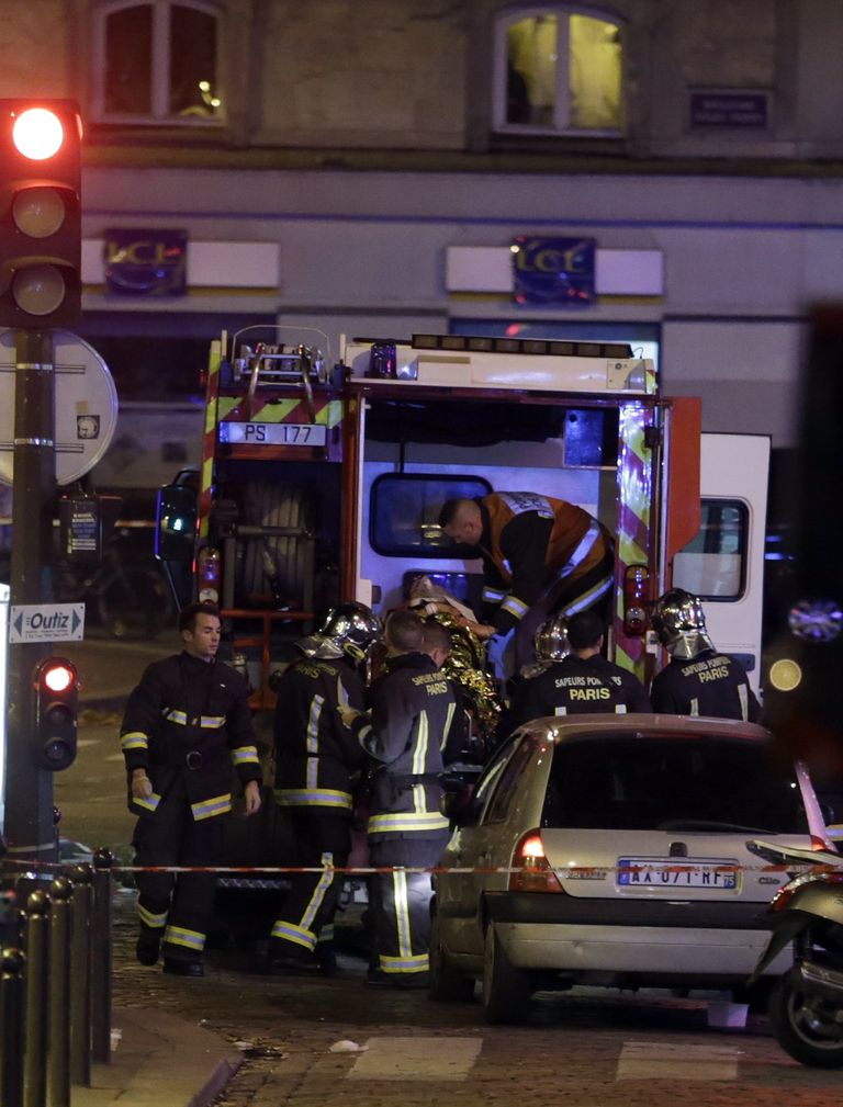 Päästetöötajad abistamas kannatanuid 13. novembril 2015 Pariisis Bataclani kontserdimaja juures
