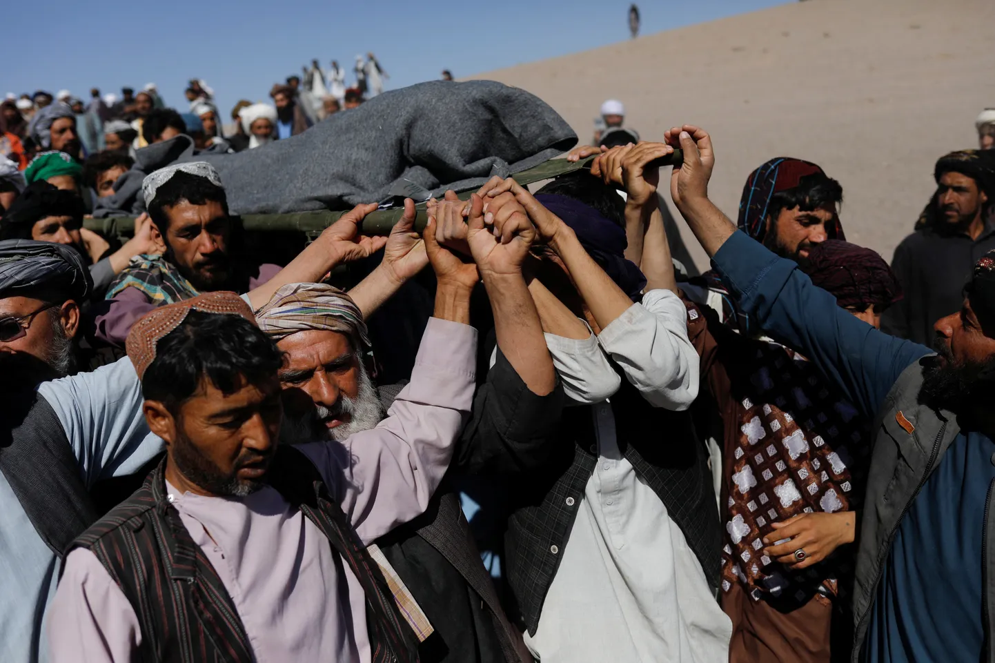 Herati provintsis Zinda Janis kannavad afgaani mehed maavärinas hukkunud naise surnukeha.