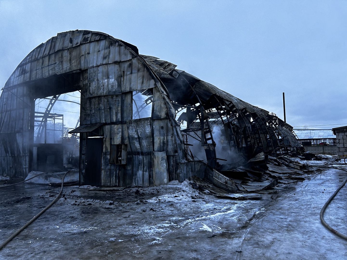 В результате пожара здание и находившаяся в нем техника были полностью уничтожены.