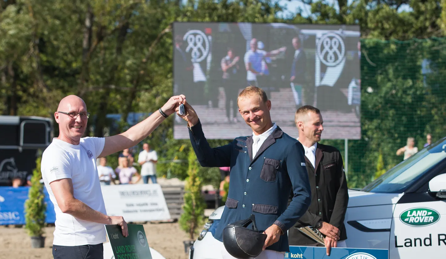 Kullo Kender ja Inchcape Motors ärijuht Risto Haug autasustamisel.