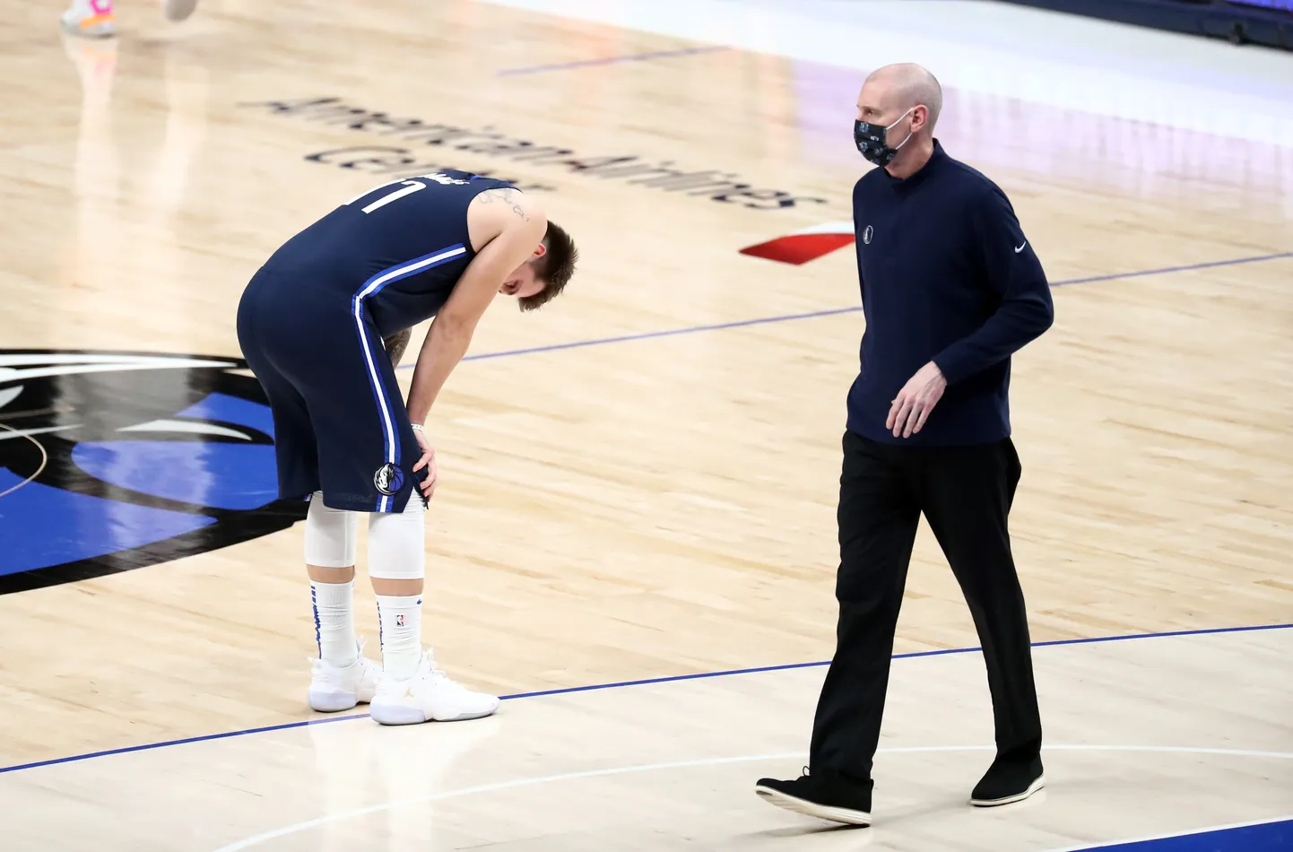 Rick Carlisle (paremal) ja Luka Doncic.