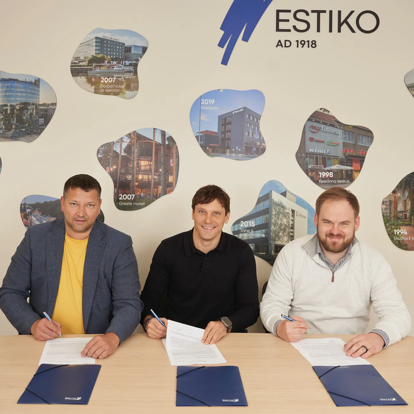 Estiko-Plastari tegevjuht Meelis Jürgens (vasakult),  Embach Ehituse juhatuse esimees Andres Salusaar ja Estiko Grupi juht Kristo Seli allkirjastasid täna uue laohoone ehituslepingu.