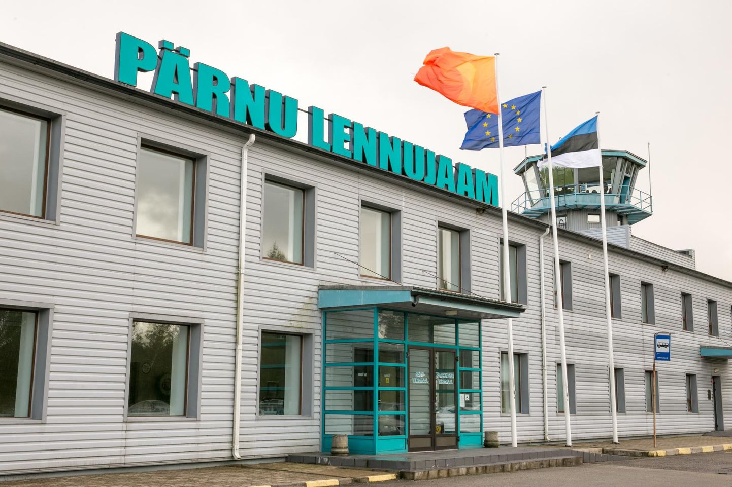 Pärnu lennujaama uus hoone koos reisiterminaliga valmis augustis 1999 ja läks maksma viis miljonit krooni.