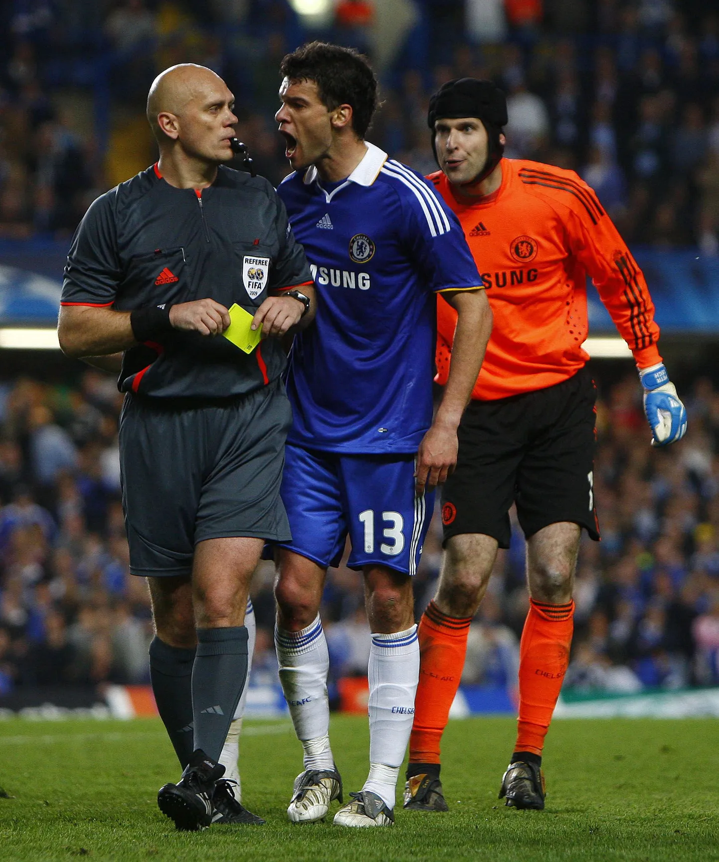 Chelsea mängija Michael Ballack (keskel)kohtunik Tom Henning Övrebö peale karjumas.