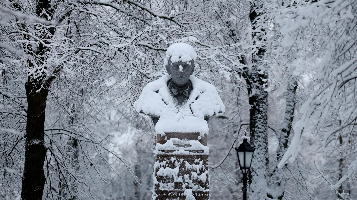 Friedrich Reinhold Kreutzwaldi skulptuur.