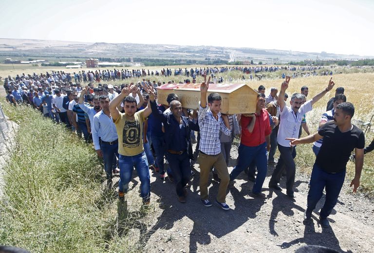 Kurdi leinajad laupäeval plahvatusohvri matustel. Foto: Scanpix