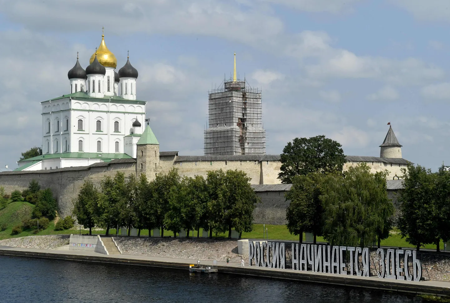 Вид на Псковский Кремль с Ольгинского моста в Пскове, который связывает центр города с Рижским проспектом. Этот проспект выводит на трассу, которая ведет к границе с Эстонией.