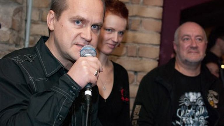Konkursa finālistu sniegumu vērtēja mūzikas izdevniecības "Mikrofona ieraksti" dibinātājs Guntars Račs, dziedātāja un vokālā pedagoģe Jana Čakste, kā arī rokmūziķis Aivars Brīze 