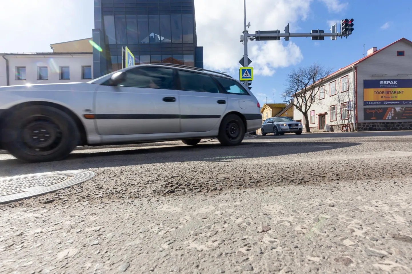 Mullu uue asfaldi saanud Tallinna tänav on muutunud silmanähtavalt krobeliseks, kuid asjatundjate hinnangul tarvidust garantiiremondi järele pole.
