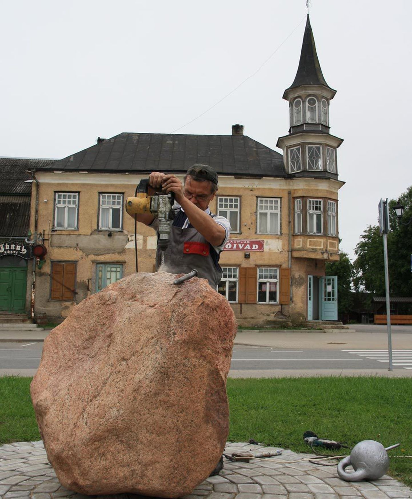 Kolmapäeval paigaldas kohalik kiviraidur Kalev Pehme sangpommi asemiku kivile.