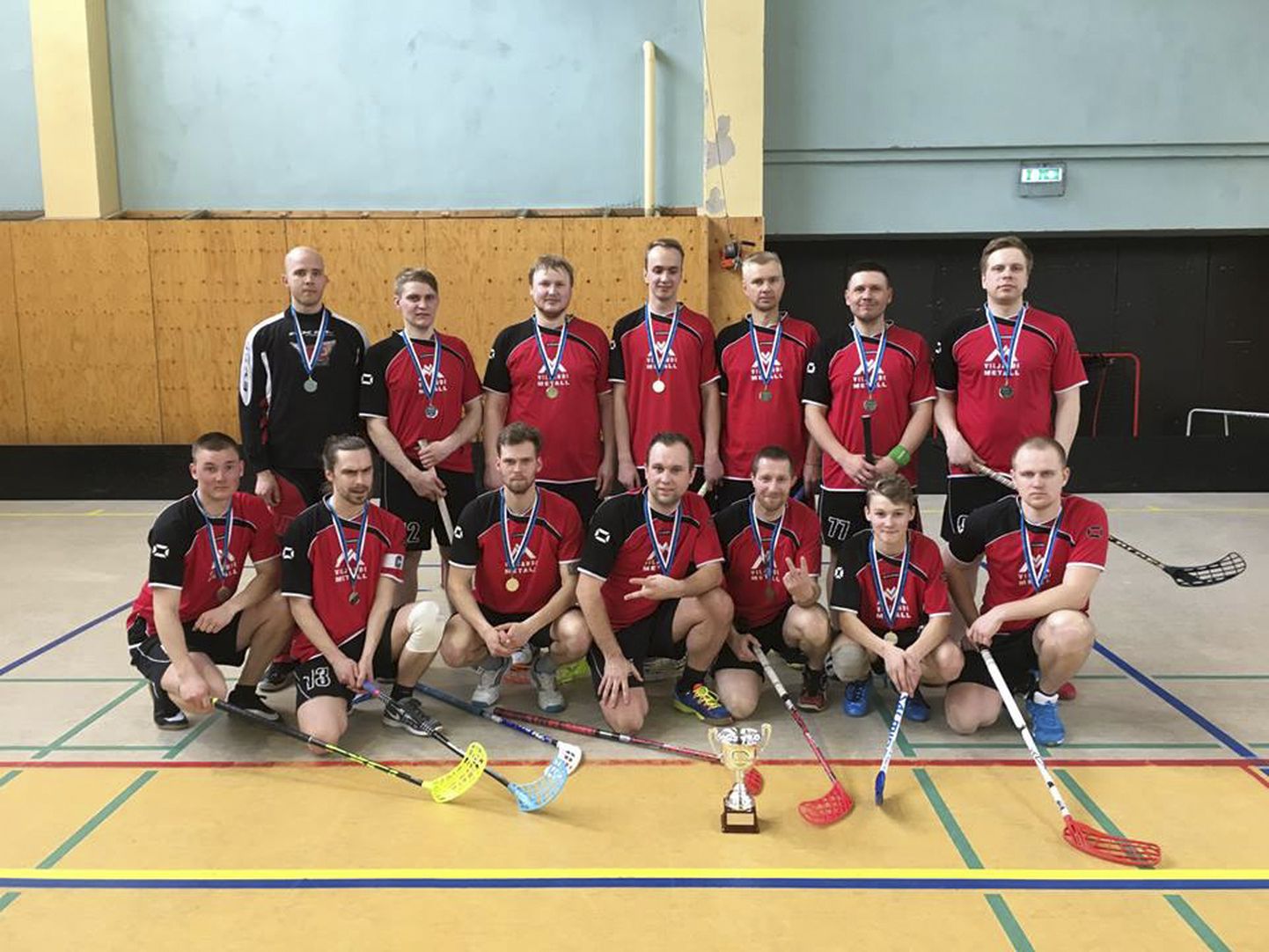 Viljandi Metalli meeskond pälvis Eesti saalihoki meistrivõistluste teise liiga turniirilt hõbemedali.