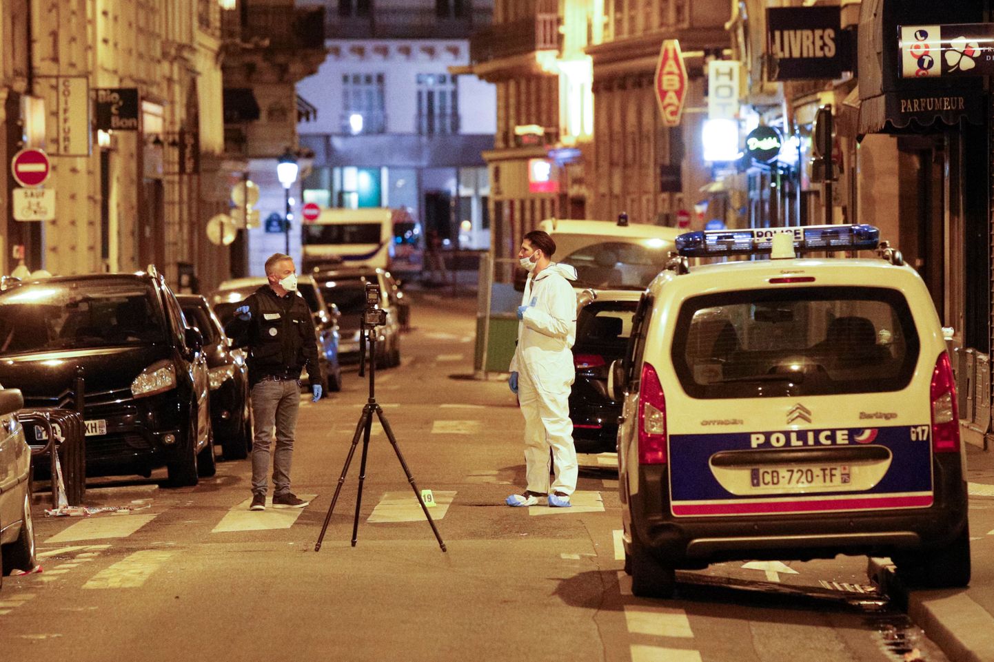 Uurijad töötamas Saint Augustini tänaval Pariisi kesklinnas, kus laupäeva õhtul korraldas Tšetšeenia juurtega mees noarünnaku.