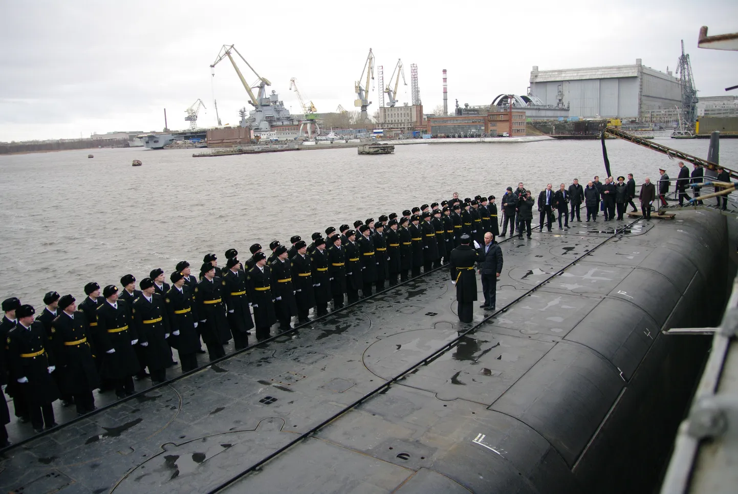 Aleksander Nevski meeskond kahe aasta eest tuumaallveelaeva pardal Venemaa presidendi Vladimir Putinit tervitamas.