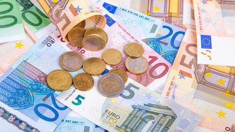 ТЕПЕРЬ ЗАЖИВЕМ? ⟩ С 2024 года минимальная зарплата в Эстонии увеличится почти на сто евро