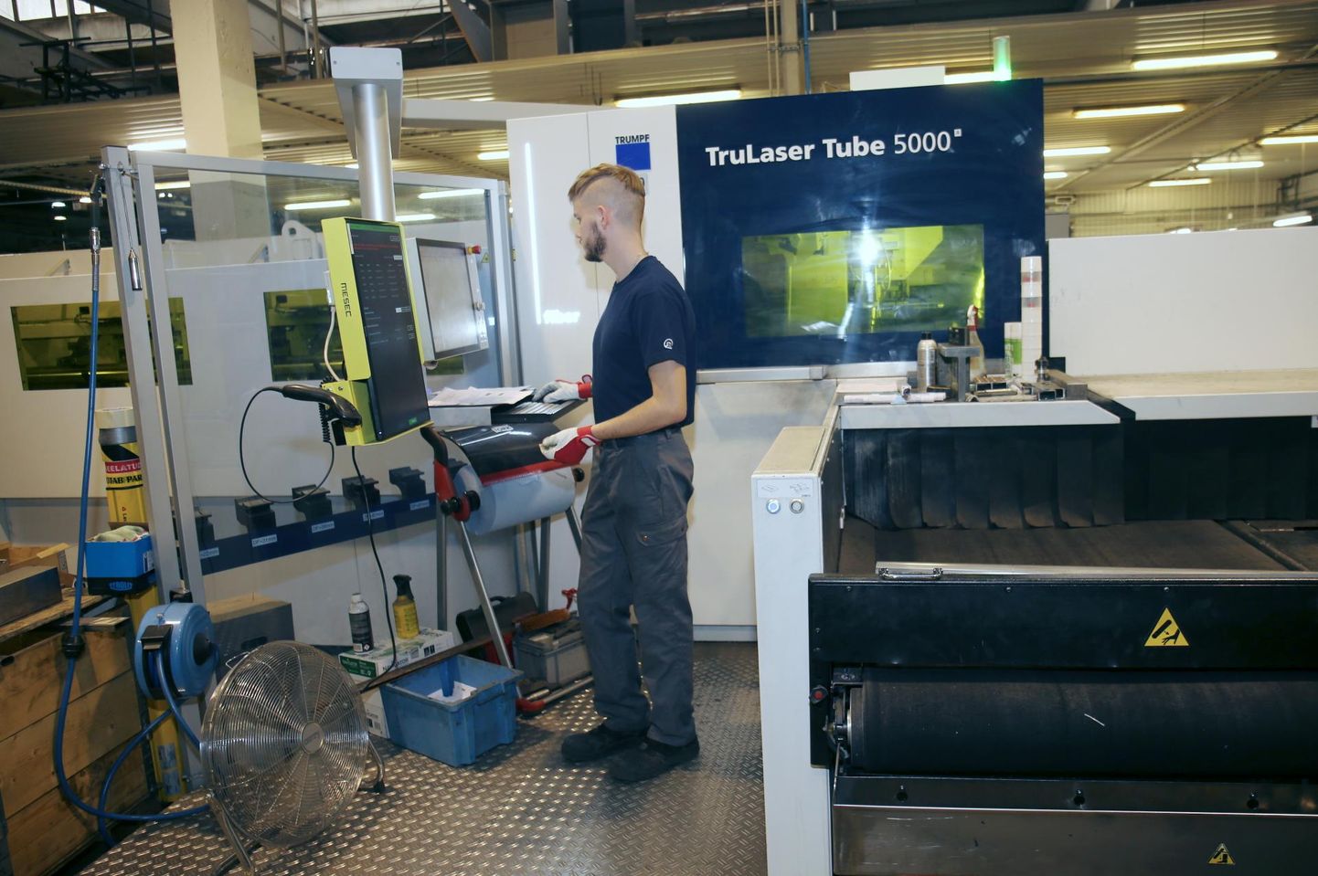 Tarmeteci tootmishoones on masinad, mis lõikavad laseri abil metalltorusid, kuid tööd leiab ka lihtsamatel ja vähem teadmisi nõudvatel ametikohtadel.