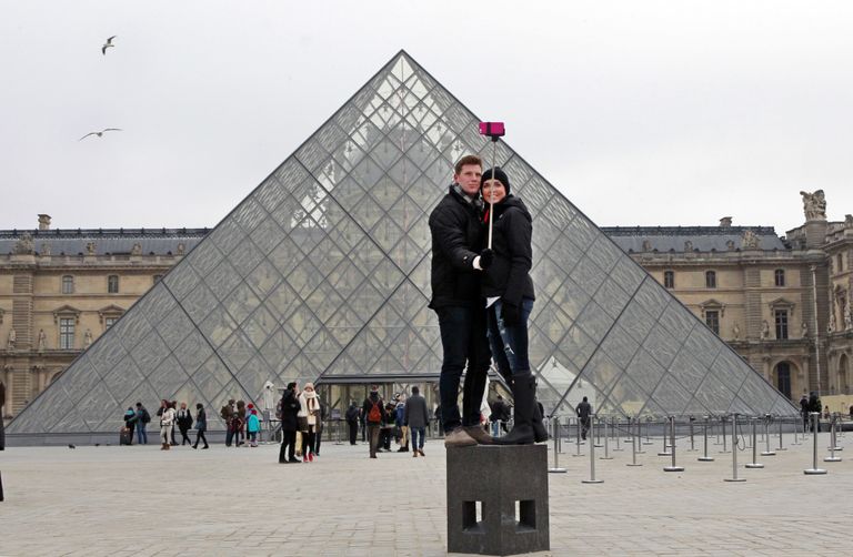 Ameeriklastest turistid Chris Baker ja Jennifer Hinson 2015. aastal Pariisi Louvre'i juures selfit tegemas