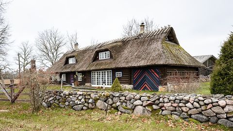 Saaremaal pakutakse eelmisel sajandil kerkinud rehielamut müügiks