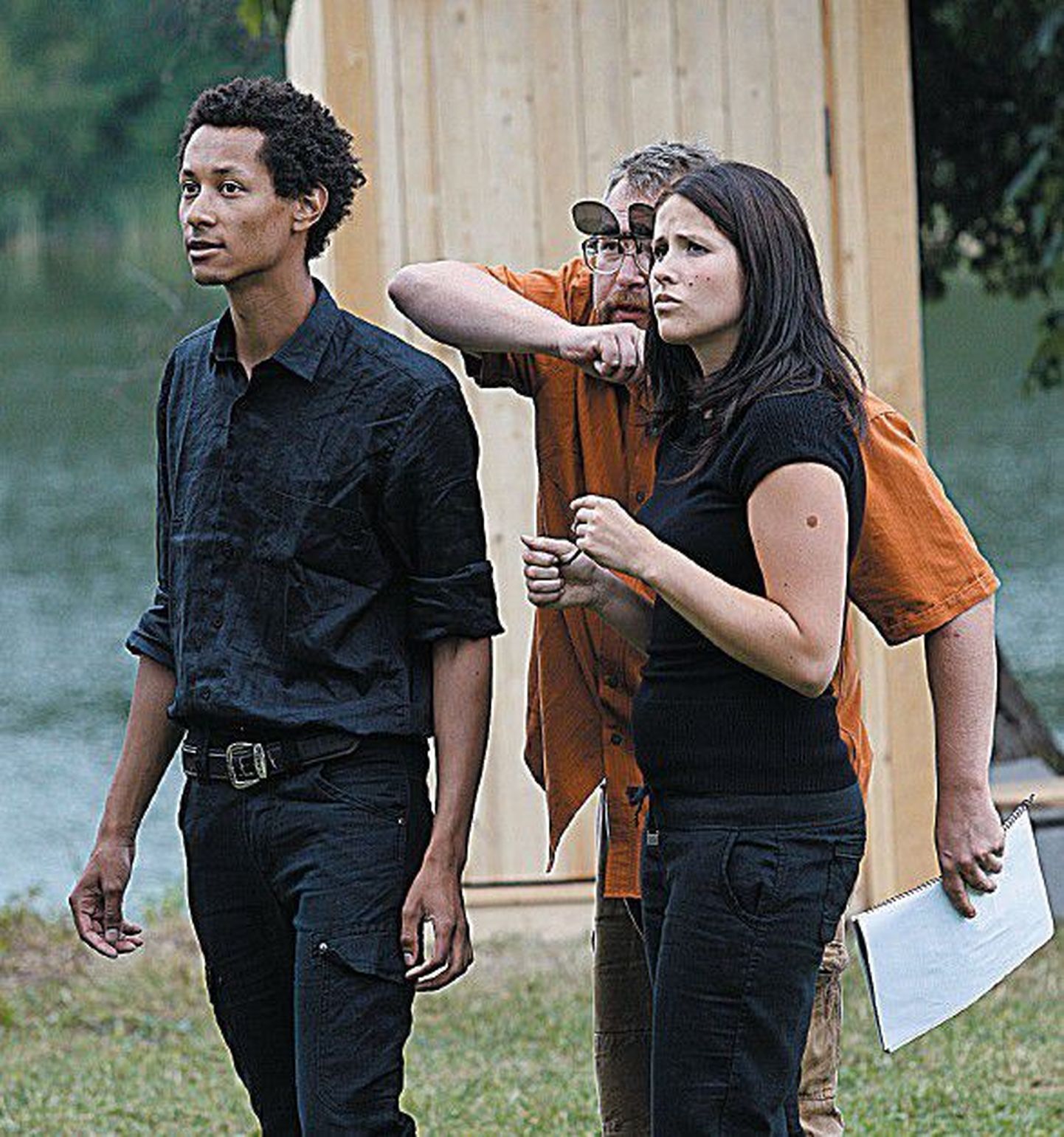 Lavastaja Andres Keili käe all loovad näitlejad Jim Ashi­­levi ja Jekaterina Novosjo­­lova rolle Raadi mõisa pargis järve kaldal etenduvas Kristjan Jaak Petersoni loos.