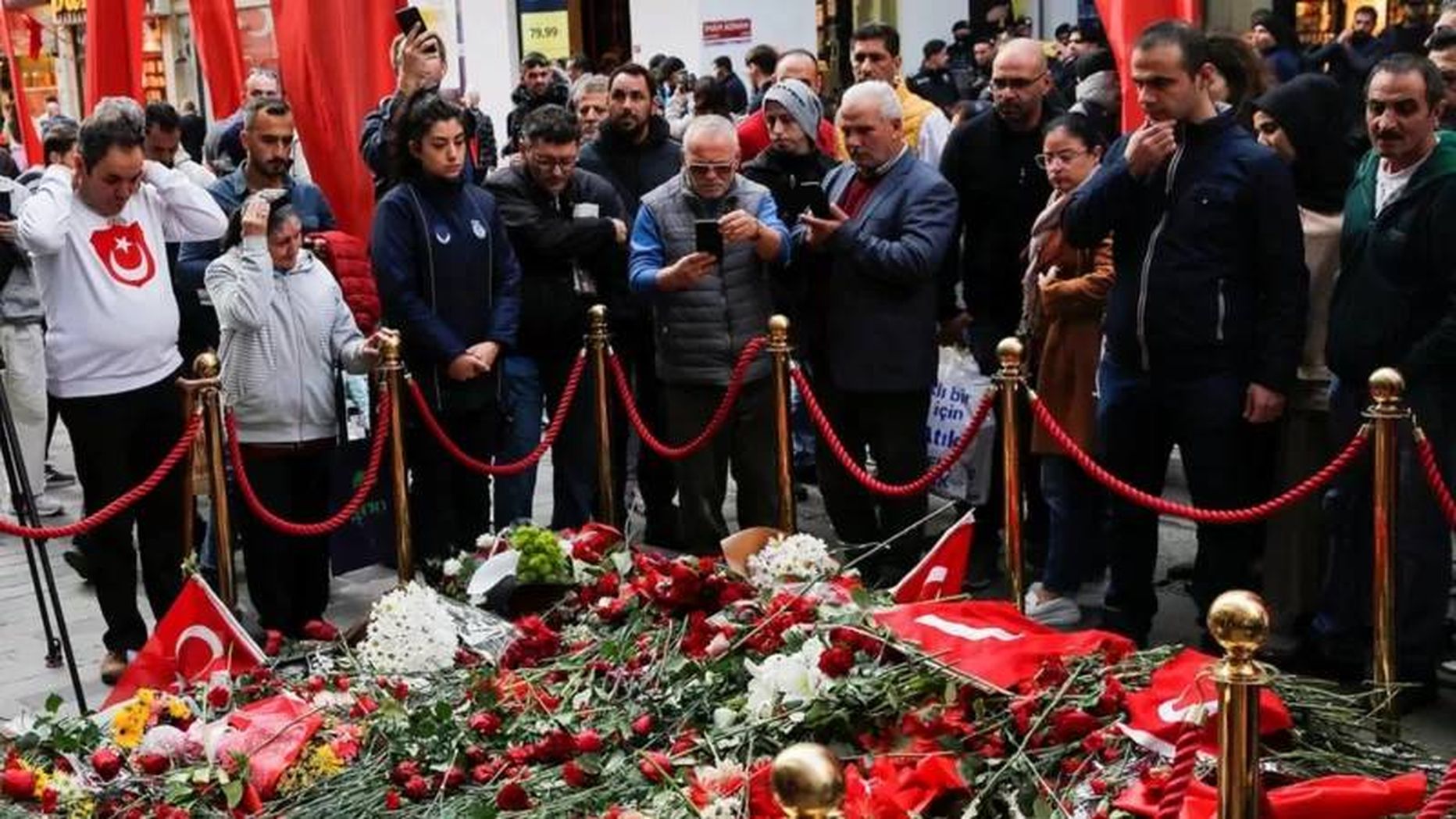На месте взрыва на проспекте Истикляль в Стамбуле возник стихийный мемориал в память о погибших. Теракт 13 ноября унес жизни шести человек.