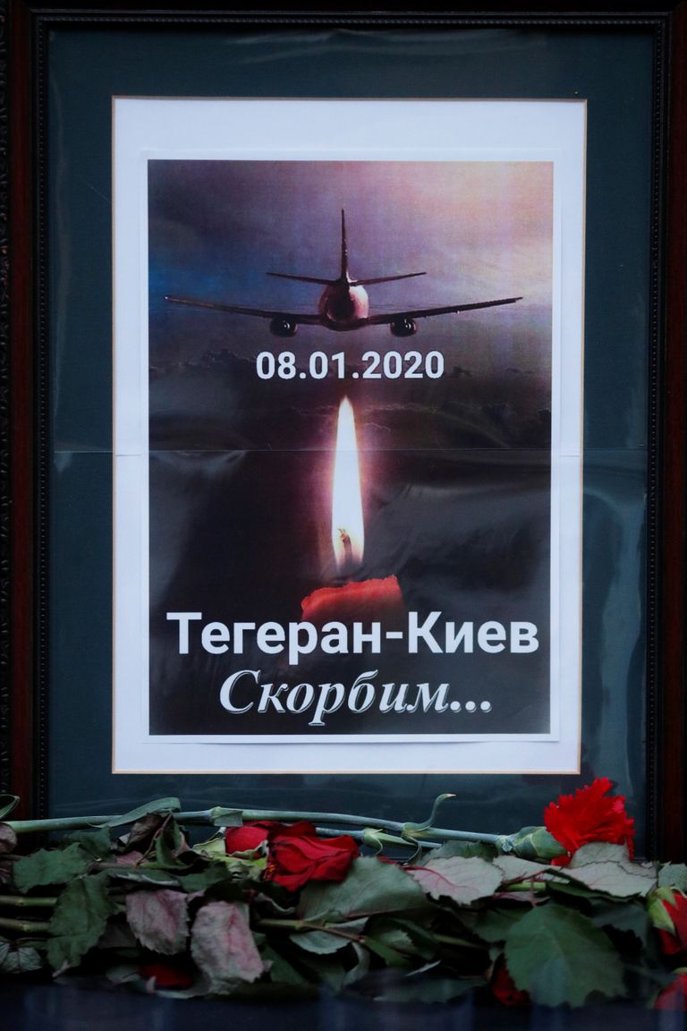 Ukrainas Kiievis asuva Iraani saatkonna pandud mälestusplakat, millega leinatakse Teherani lennuõnnetuses elu kaotanuid.