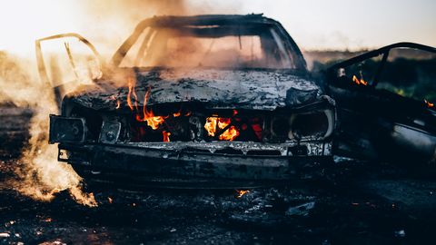 VIDEO ⟩ Uz šosejas pie Garkalnes sadeg auto