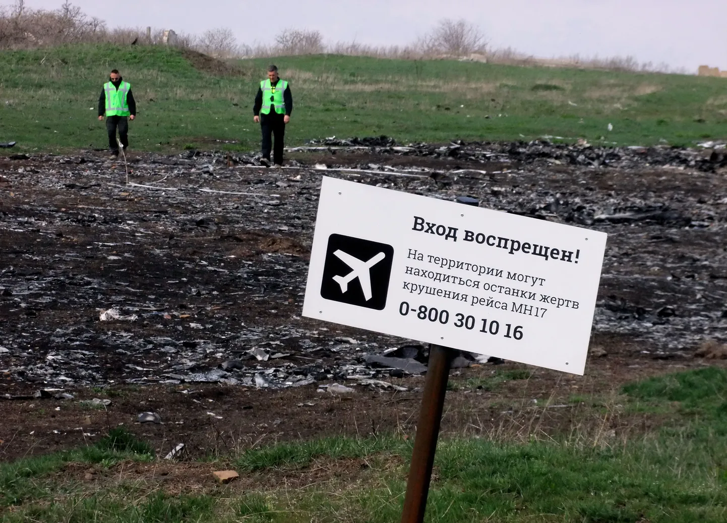 Фото с места крушения рейса MH-17.
