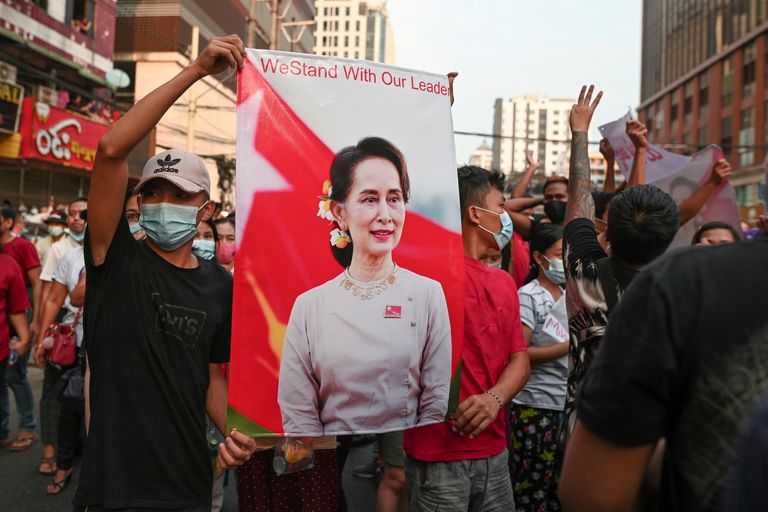 Meeleavaldajad nõuavad Myanmari kukutatud tsiviiljuhi Aung San Suu Kyi vabastamist.