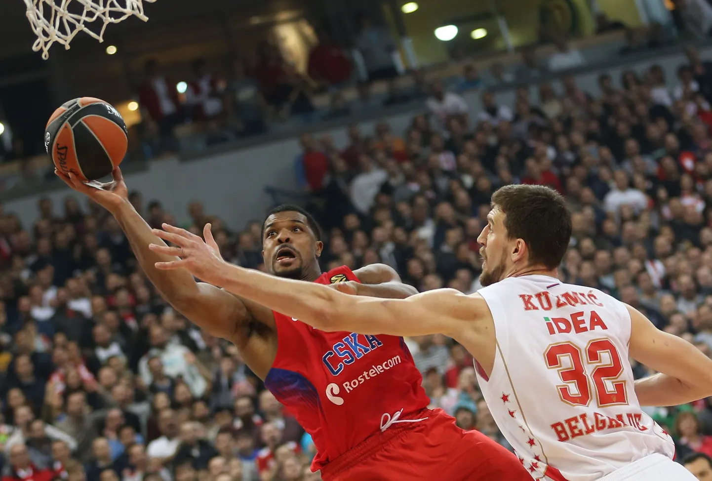 Crvena Zvezda keskmängija Ognjen Kuzmic (paremal) suutis Kyle Hinesi ja Moskva CSKAd edukalt vaos hoida.