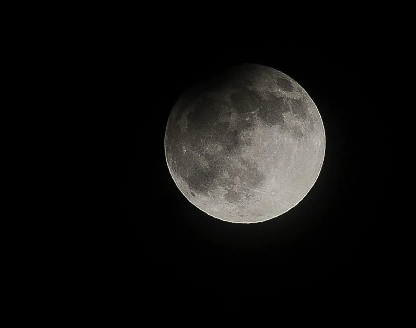 Eile õhtul oli Eestis nähtav osaline kuuvarjutus. Foto on tehtud kell 23.11.