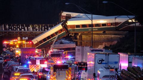 Video ja fotod: USAs kukkus rong kiirteele, teatatakse mitmest hukkunust