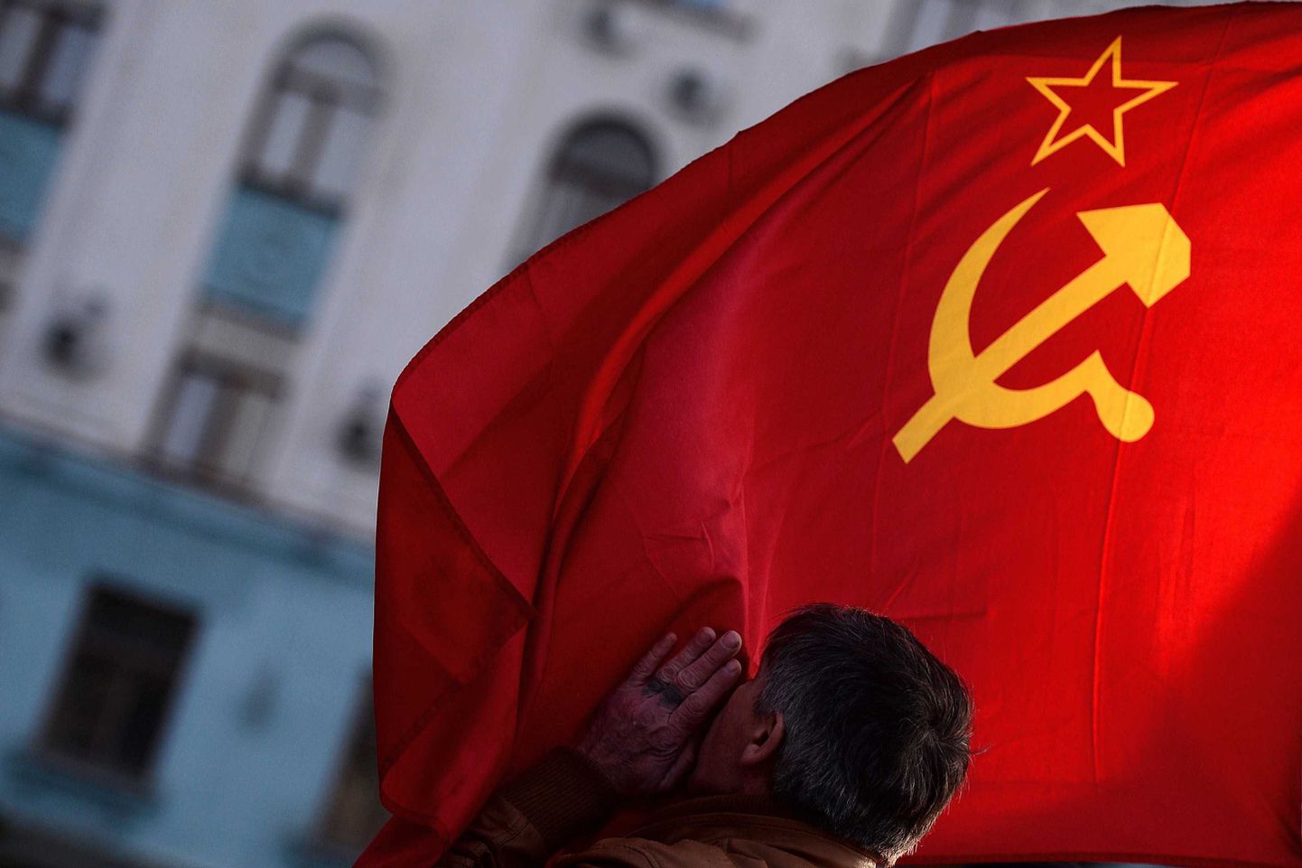 NSVLi lippu suudlev mees eilsetelt pidustustelt Sevastoopolis.