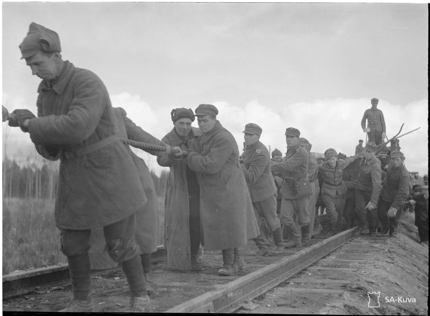 Punaväelastest sõjavangid Äänislinna ehk Petroskoi lähedal raudteed remontimas 1941. aastal.