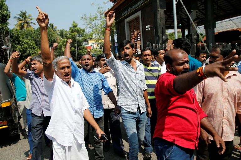 Meeleavaldajad Indias Kochis väljendamas pahameelt selle üle, et kahel naisel lubati täna hommikul siseneda Sabarimala templisse.