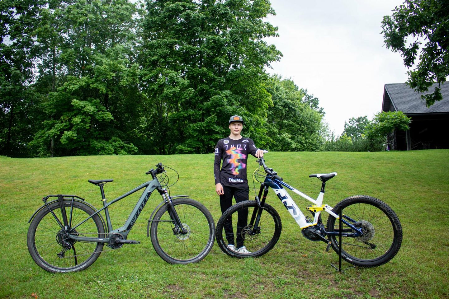 Ettevõtja Einar Petersoni poeg Mark tutvustas rendiks pakutavaid elektrijalgrattaid. Vasakul asuv Scott on mõeldud pigem linnasõiduks, paremal olev Husqvarna maastikul kulgemiseks.