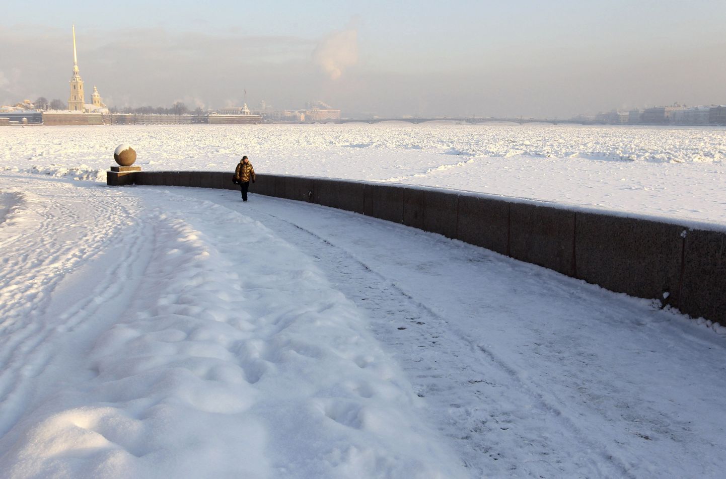 Jääkatte all olev Neeva jõgi talvises Peterburis.